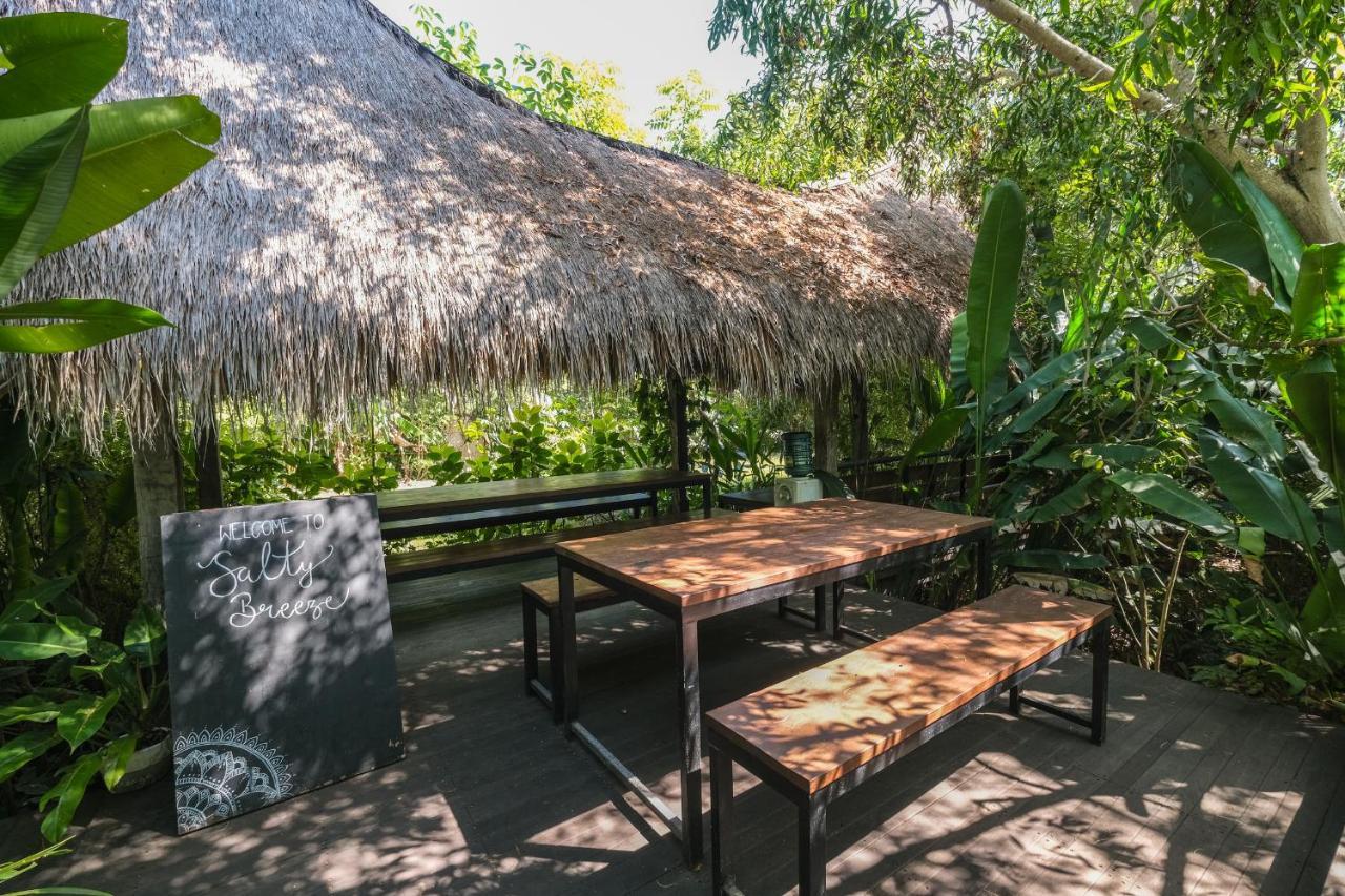Salty Breeze Bali Hotel อูงาซัน ภายนอก รูปภาพ